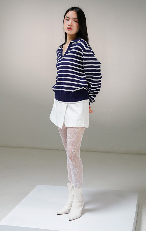 Atasan sweater rajut lengan panjang wanita This Is April Laurel Sweater warna navy motif garis horisontal putih, model kerah v-neck lebar dengan detail rajutan jaring berlubang kecil pada bagian stripe putih.