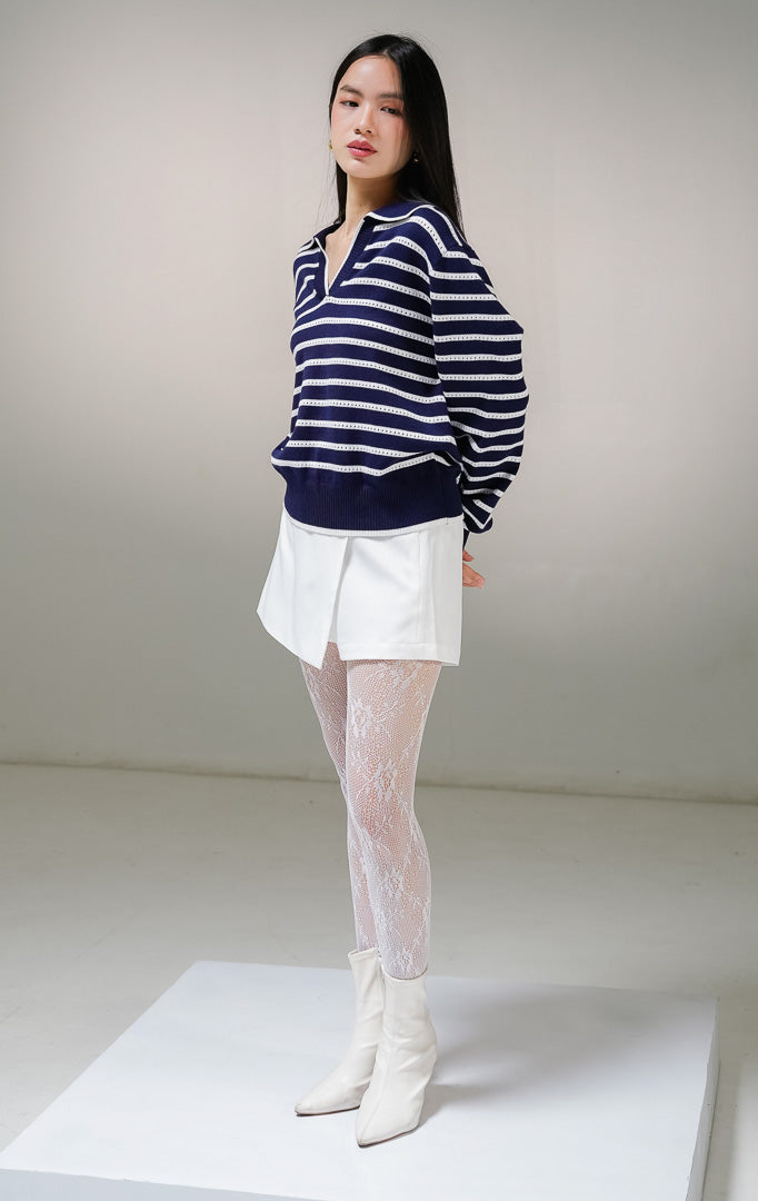 Atasan sweater rajut lengan panjang wanita This Is April Laurel Sweater warna navy motif garis horisontal putih, model kerah v-neck lebar dengan detail rajutan jaring berlubang kecil pada bagian stripe putih.