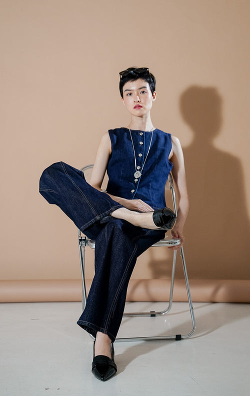 Lilou Vest Dark Denim dari This Is April, rompi waistcoat denim wanita warna biru gelap dengan deretan kancing perak di bagian depan dan siluet ramping terstruktur.