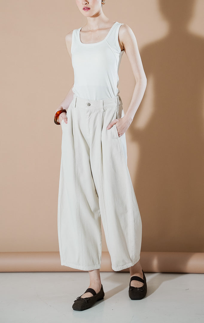 Lowyne Barrel Pants Ivory dari This Is April, celana panjang denim wanita warna putih gading dengan siluet barrel-leg yang melengkung modern dan kancing depan.