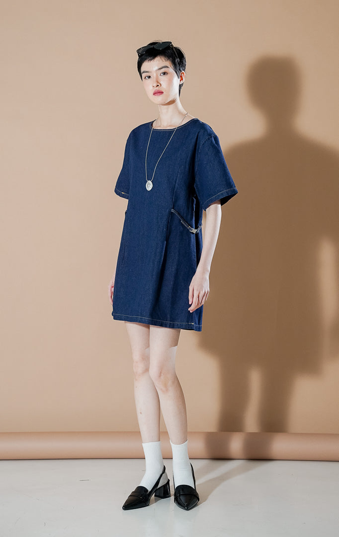 Marquette Dress Indigo dari This Is April, dress midi denim lengan pendek wanita warna biru indigo dengan detail jahitan cokelat dan siluet terstruktur.