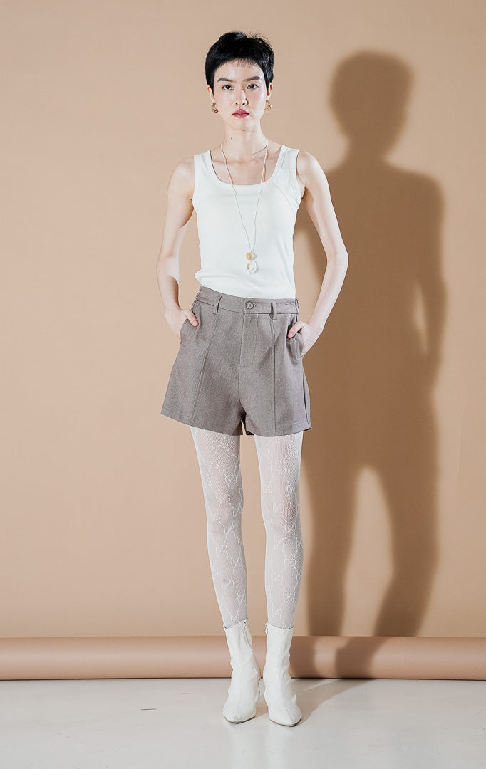 Maura Pants Taupe dari This Is April, celana pendek tailored wanita warna cokelat taupe dengan detail jahitan depan, saku samping, dan lubang ikat pinggang.