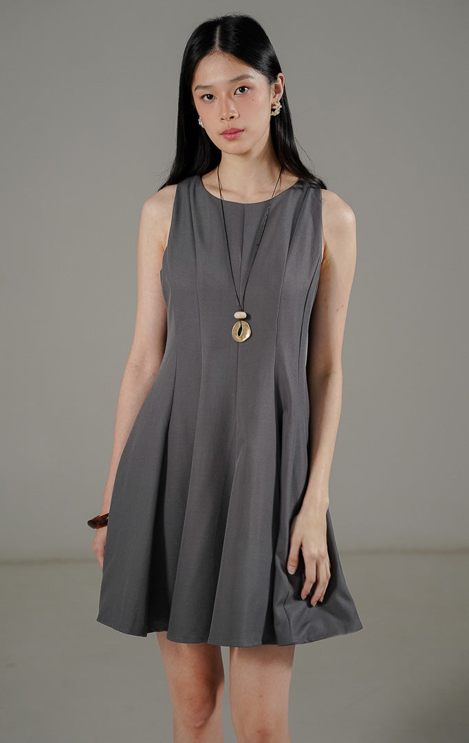 Mielle Dress Dark Grey dari This Is April, gaun tanpa lengan potongan A-line warna abu-abu tua dengan siluet flowy dan hidden zipper.
