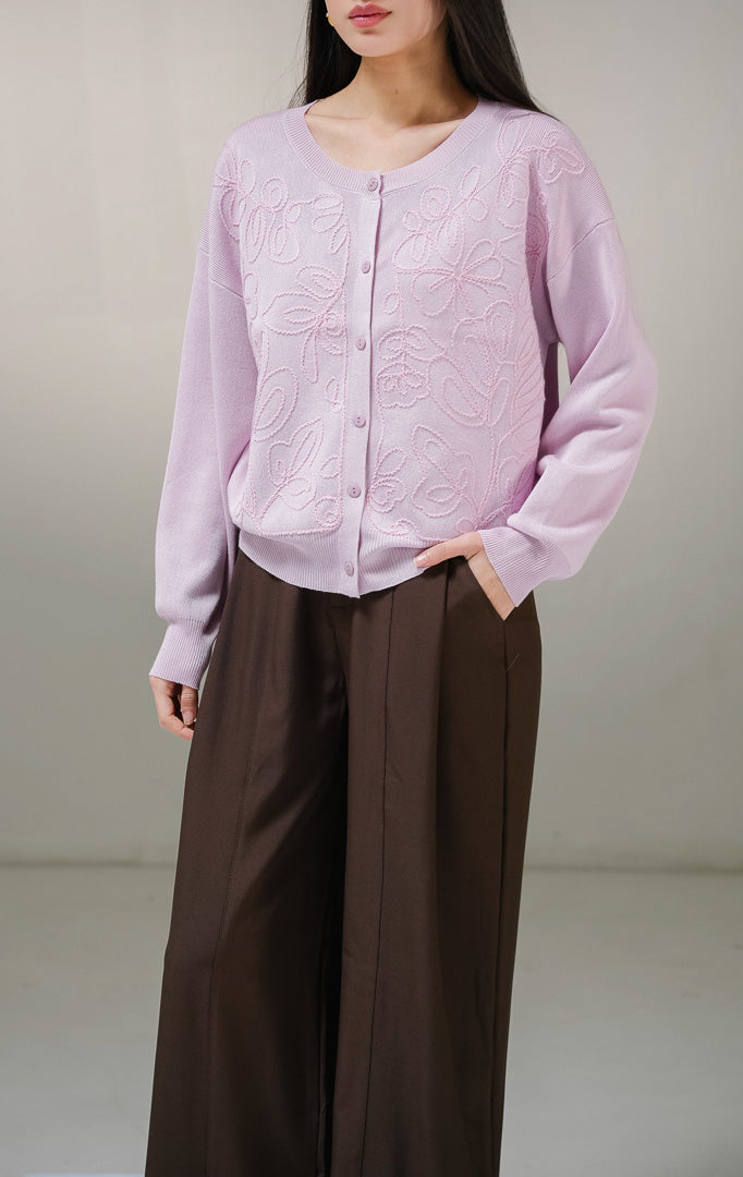 Kardigan rajut lengan panjang wanita This Is April Polline Cardigan warna ungu muda (light purple), model kerah bulat dengan kancing depan penuh dan detail motif sulaman bunga timbul sewarna di bagian depan.