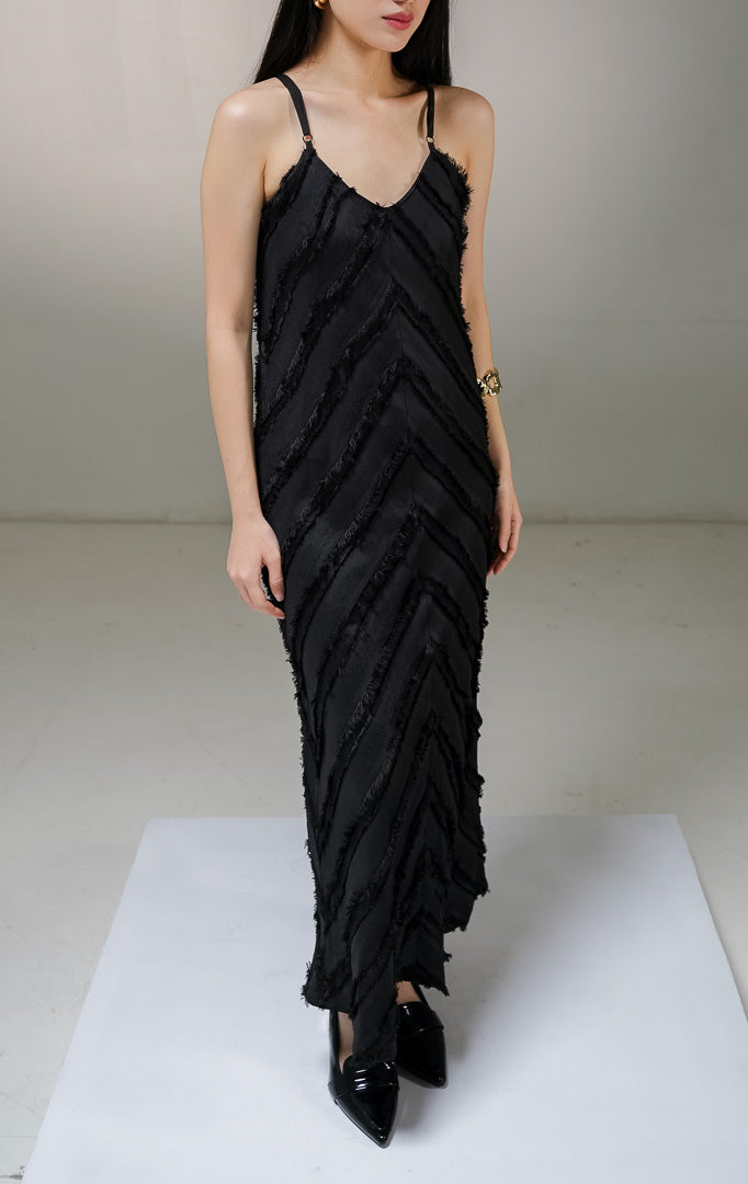 Gaun panjang tanpa lengan wanita This Is April Reine Dress warna hitam, model maxi slip dress kerah v-neck dengan detail motif tekstur rumbai bulu halus berpola chevron.