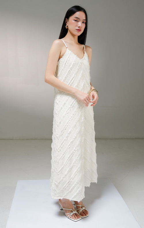 Gaun panjang tanpa lengan wanita This Is April Reine Dress warna ivory (krem), model maxi slip dress kerah v-neck dengan detail tekstur garis bulu halus berpola chevron.