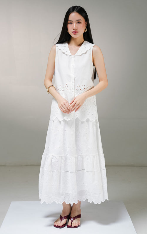 Atasan blouse tanpa lengan wanita This Is April Therine Top warna putih, model sleeveless shirt dengan kerah v-neck lebar bergelombang scalloped dan detail bordir bolong katbol di bagian bawah.