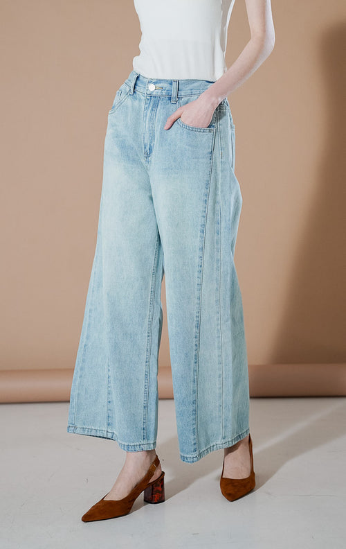 Viviana Jeans Light Denim dari This Is April, celana jeans wanita potongan straight leg warna biru muda (light wash) dengan detail jahitan panel vertikal di bagian depan