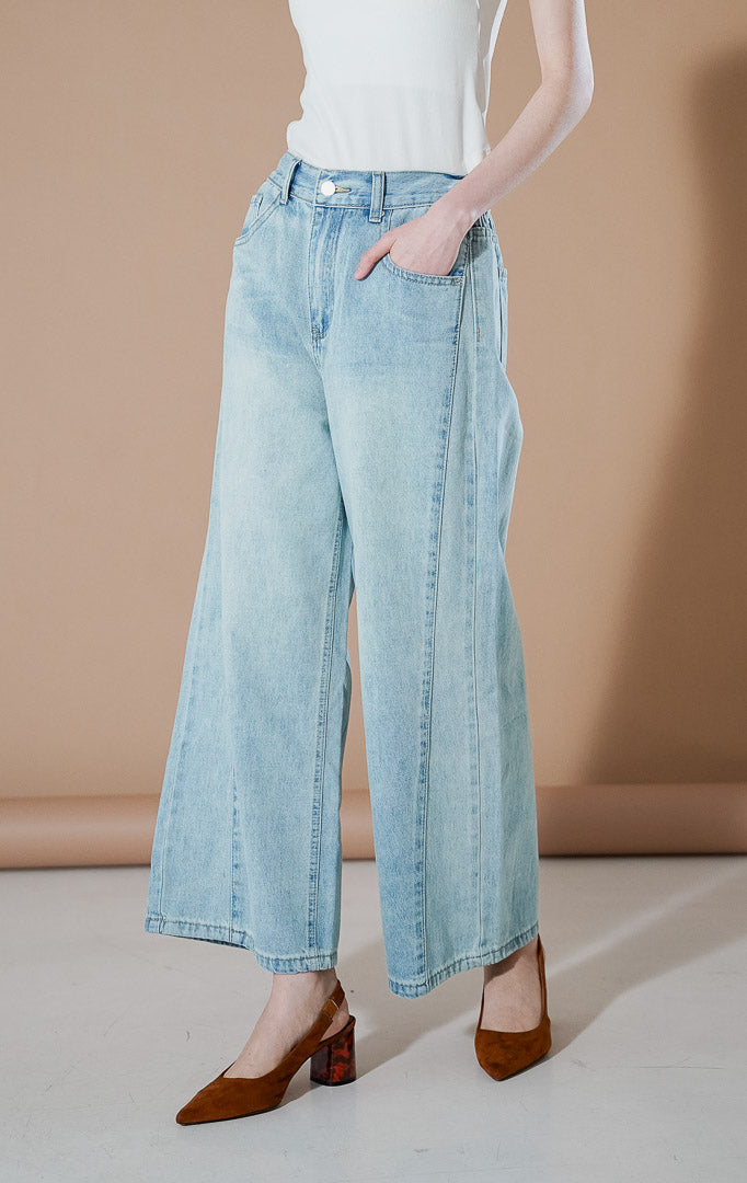Viviana Jeans Light Denim dari This Is April, celana jeans wanita potongan straight leg warna biru muda (light wash) dengan detail jahitan panel vertikal di bagian depan