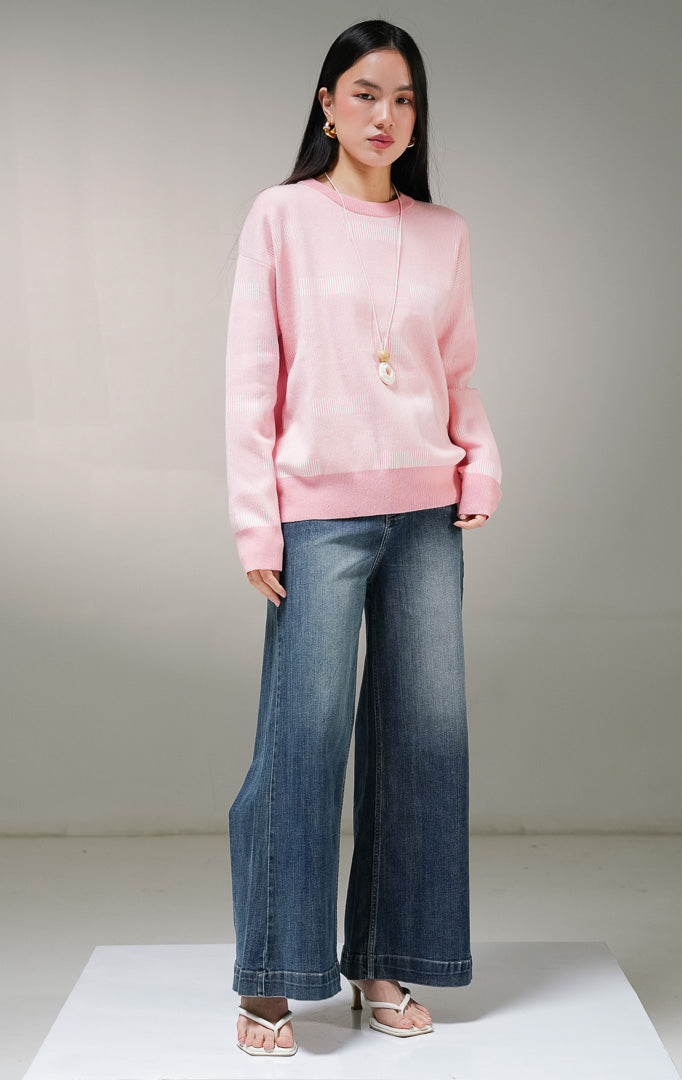 Atasan sweater rajut lengan panjang wanita This Is April Winkie Sweater warna pink pastel, model kerah bulat dengan detail motif rajutan blok geometris garis-garis samar.
