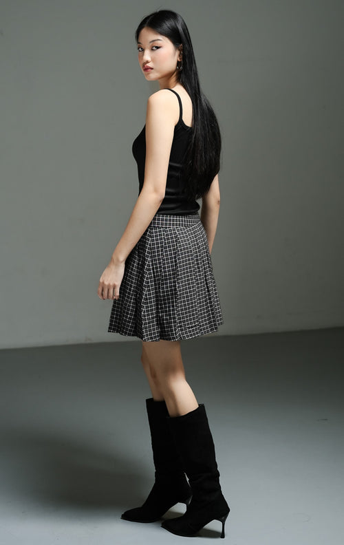 Rok mini wanita motif kotak-kotak warna hitam (black lined plaid mini skirt) Adamson Skirt dengan bahan campuran katun-poliester berfuring, siluet rapi, serta penutup resleting samping yang praktis.