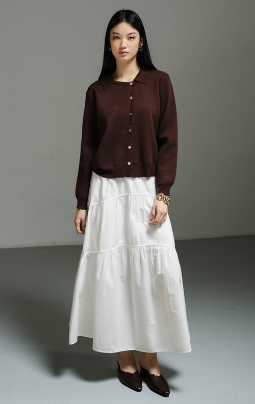 Atasan wanita model sweater rajut halus warna cokelat tua (dark brown collared fine knit sweater) Anviera Sweater dengan desain ker klasik, penutup kancing depan, serta bahan rajut elastis yang nyaman.