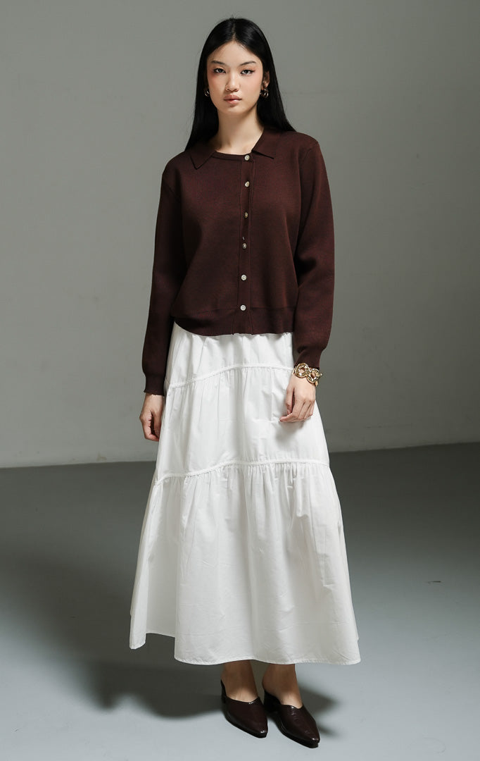 Atasan wanita model sweater rajut halus warna cokelat tua (dark brown collared fine knit sweater) Anviera Sweater dengan desain ker klasik, penutup kancing depan, serta bahan rajut elastis yang nyaman.