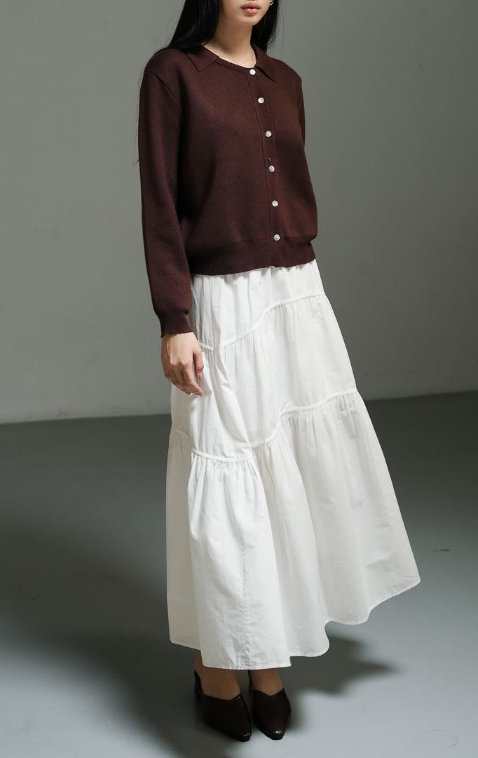 Atasan wanita model sweater rajut halus warna cokelat tua (dark brown collared fine knit sweater) Anviera Sweater dengan desain ker klasik, penutup kancing depan, serta bahan rajut elastis yang nyaman.