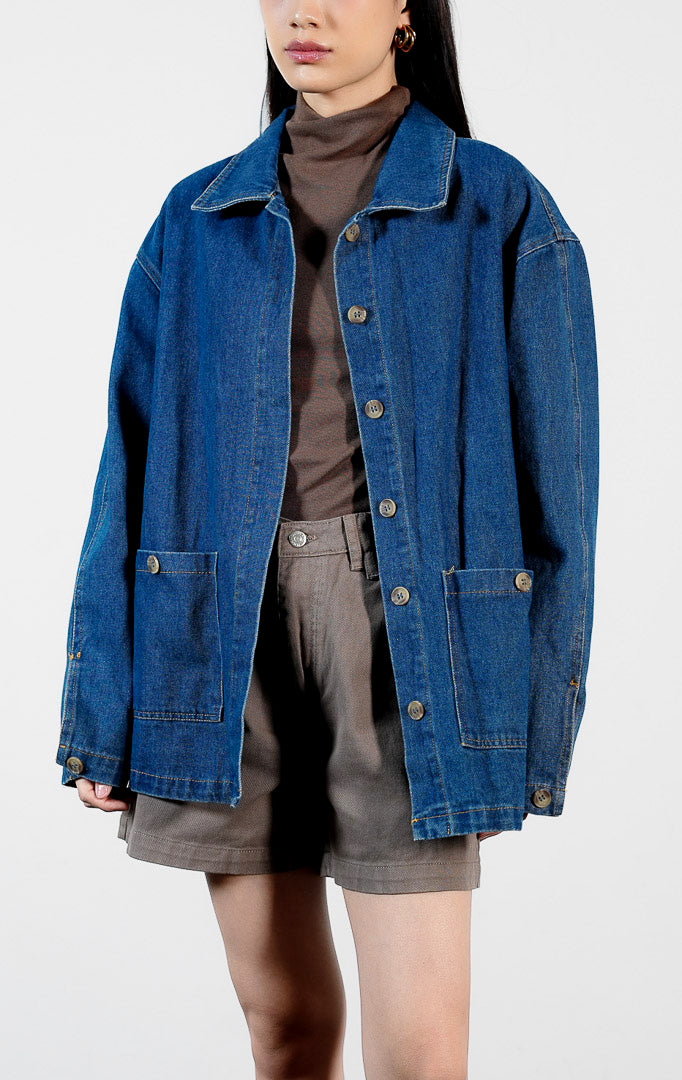 Pakaian wanita model outer kemeja chore utility denim lengan panjang warna biru (denim utility chore shirt outer) Arlo Outer untuk gaya kasual modern.
