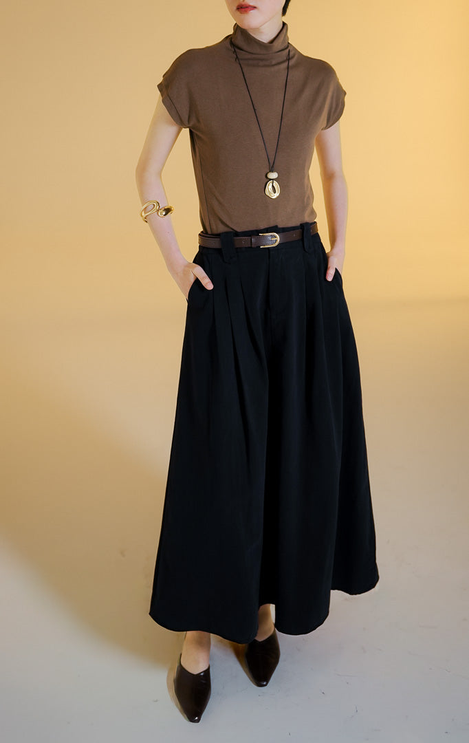 Pakaian bawahan wanita model rok panjang maxi bahan katun twill terstruktur dengan aksen lipit depan (double front pleats cotton twill maxi skirt) warna navy Auden Skirt untuk gaya kantor dan kasual anggun.
