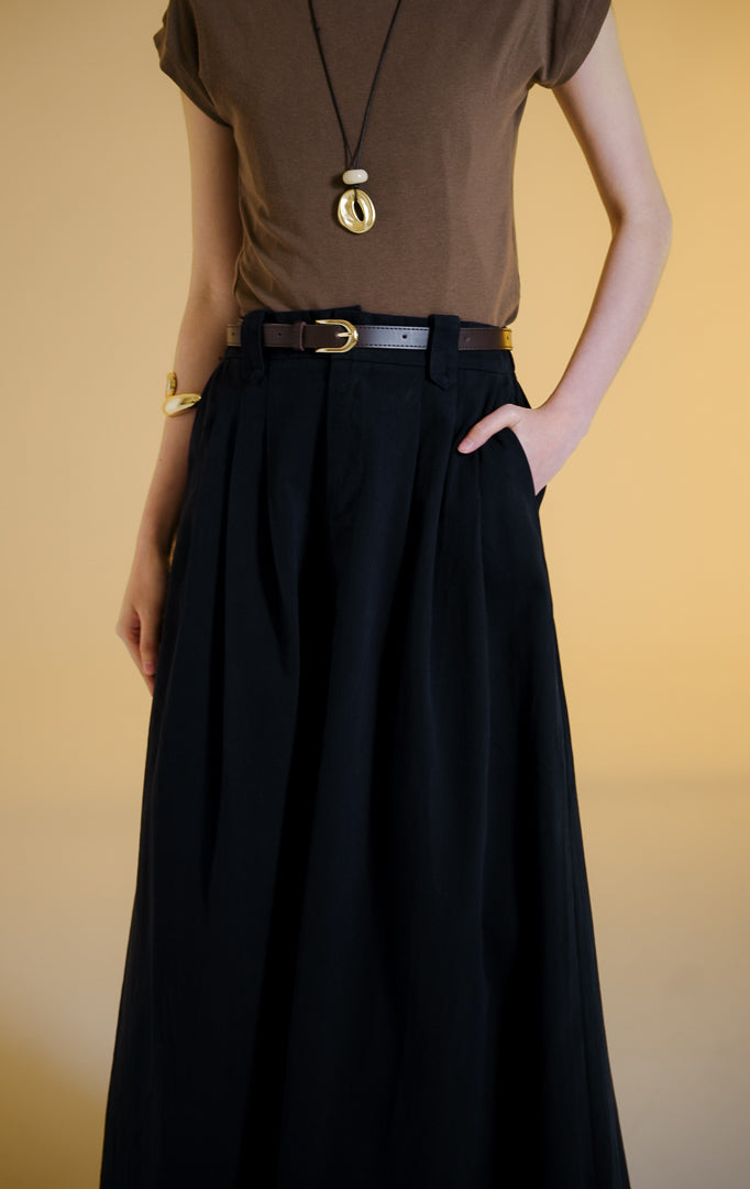 Pakaian bawahan wanita model rok panjang maxi bahan katun twill terstruktur dengan aksen lipit depan (double front pleats cotton twill maxi skirt) warna navy Auden Skirt untuk gaya kantor dan kasual anggun.