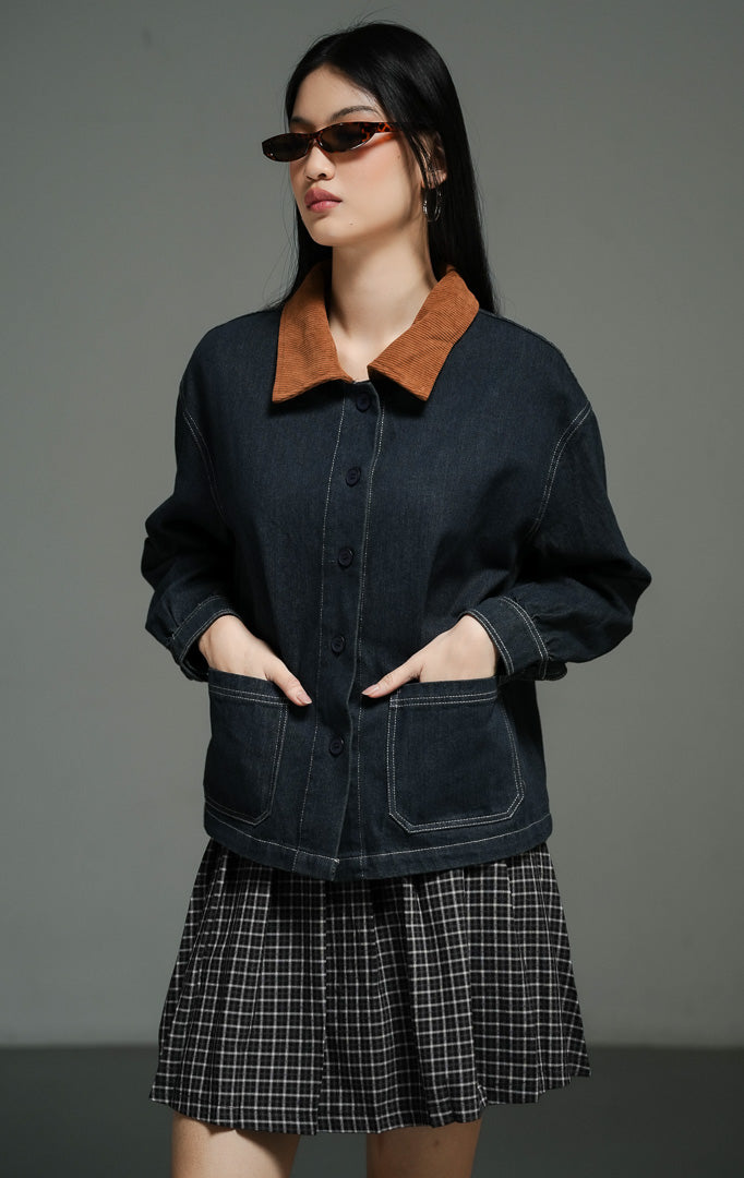 Outerwear wanita model jaket denim warna dark denim dengan detail kerah korduroi kontras (dark denim barn contrast corduroy collar jacket) Avena Jacket yang klasik dan stylish