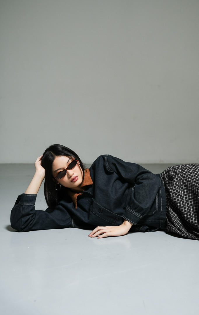 Outerwear wanita model jaket denim warna dark denim dengan detail kerah korduroi kontras (dark denim barn contrast corduroy collar jacket) Avena Jacket yang klasik dan stylish