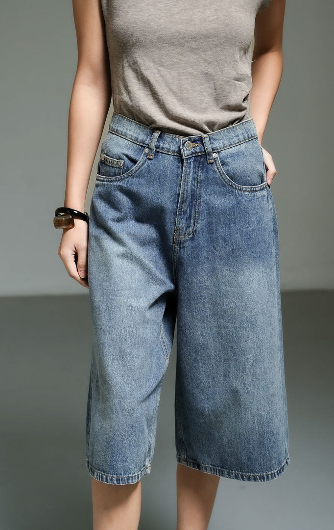 Bawahan wanita model celana pendek denim panjang selutut warna denim dengan detail efek kerut whiskering (denim classic whiskering shorts) Azara Pants untuk gaya kasual harian yang modis.
