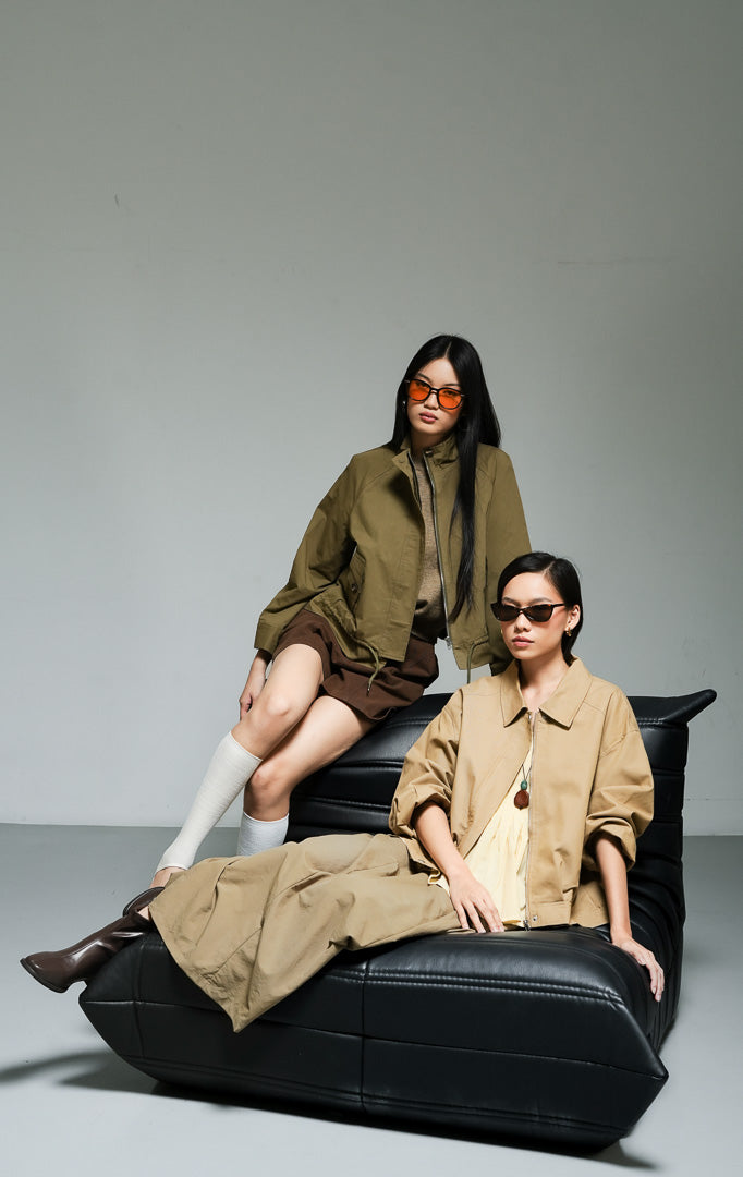 Outerwear wanita model jaket lapangan bergaya utilitas bahan katun twill warna hijau olive (olive utility field jacket) Brigitte Jacket dengan siluet terstruktur yang tegas dan modern.