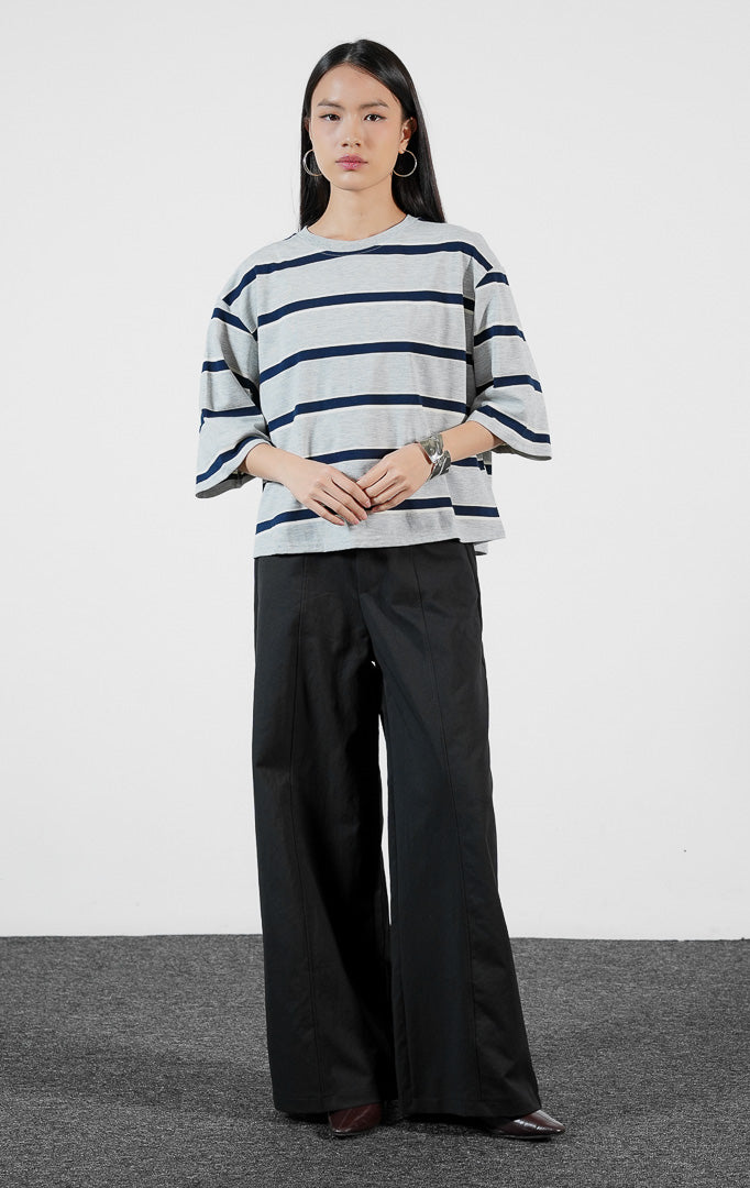 Pakaian wanita model atasan kaos katun lengan pendek motif garis-garis dengan kerah bulat (striped crew-neck cotton top) warna abu-abu terang Caden Top untuk gaya kasual sehari-hari yang klasik.