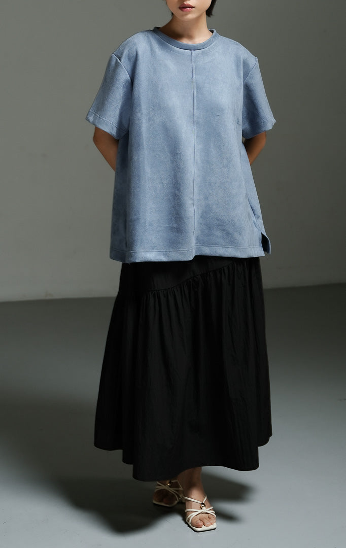 Atasan wanita lengan pendek model oversized warna biru denim (denim blue oversized suede top) Callidora Top dengan bahan suede yang lembut, tekstur halus, serta potongan longgar untuk kenyamanan harian.