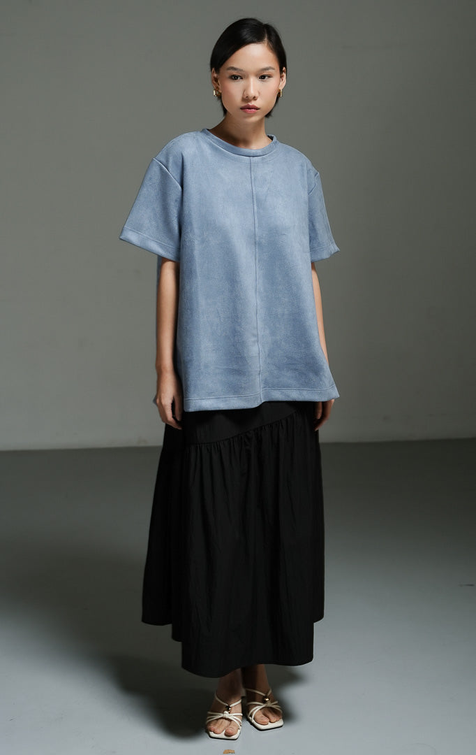 Atasan wanita lengan pendek model oversized warna biru denim (denim blue oversized suede top) Callidora Top dengan bahan suede yang lembut, tekstur halus, serta potongan longgar untuk kenyamanan harian.