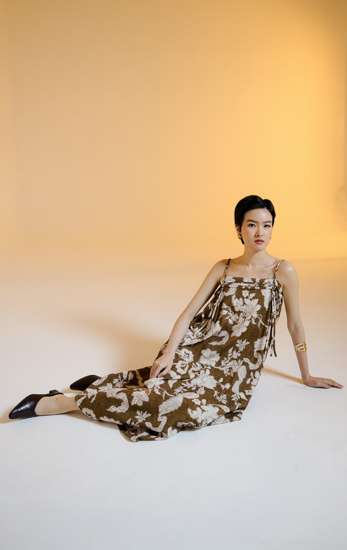 Pakaian wanita model gaun panjang tanpa lengan motif bunga dengan detail tali kepang (braided strap floral maxi dress) warna cokelat tua Chloe Dress untuk gaya anggun nan feminin.