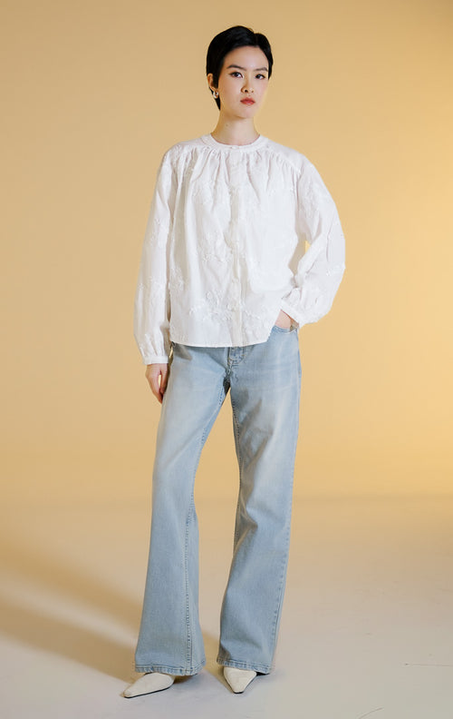 Pakaian wanita model blouse katun lengan panjang kerah bulat dengan detail bordir bunga (floral embroidered round neck top) warna putih Colette Top untuk gaya kasual anggun.