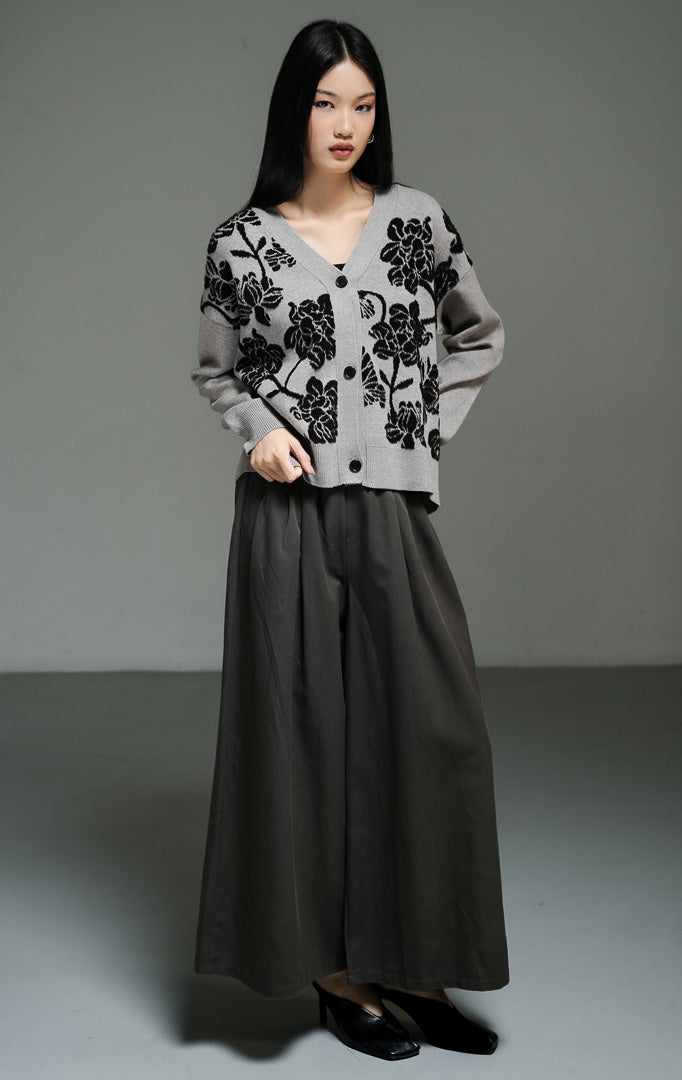 Atasan wanita model cardigan rajut lengan panjang warna abu-abu dengan detail motif bunga jacquard yang rumit (grey jacquard floral pattern cardigan) Delilah Cardigan untuk gaya kasual chic.