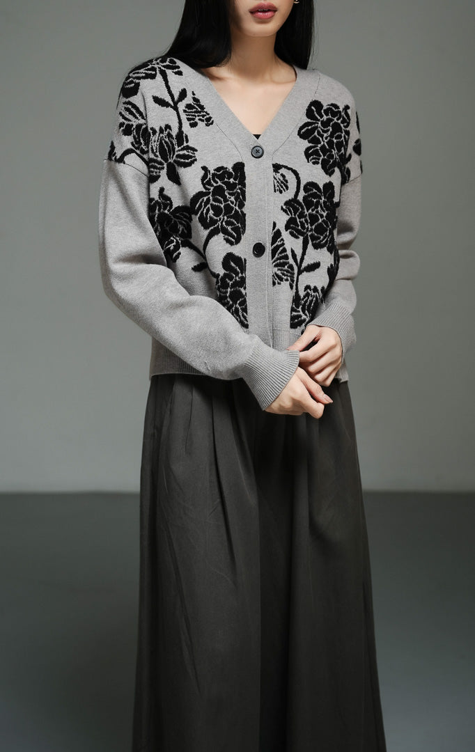 Atasan wanita model cardigan rajut lengan panjang warna abu-abu dengan detail motif bunga jacquard yang rumit (grey jacquard floral pattern cardigan) Delilah Cardigan untuk gaya kasual chic.