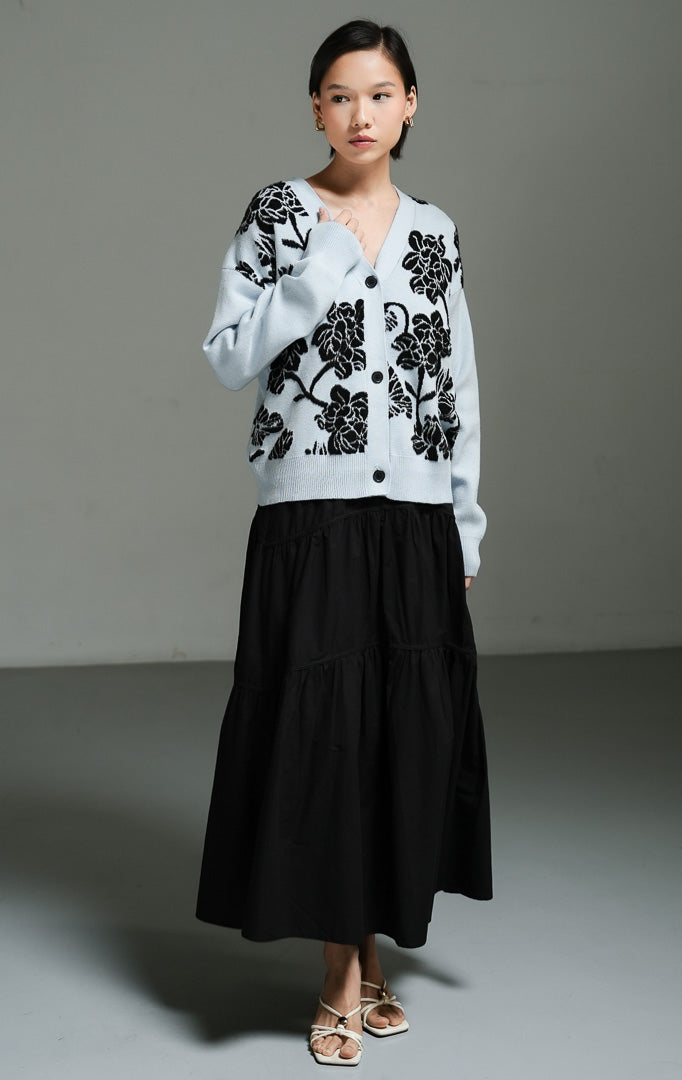 Atasan wanita model cardigan rajut lengan panjang warna biru muda dengan detail motif bunga jacquard bernuansa romantis (light blue jacquard floral pattern cardigan) Delilah Cardigan.