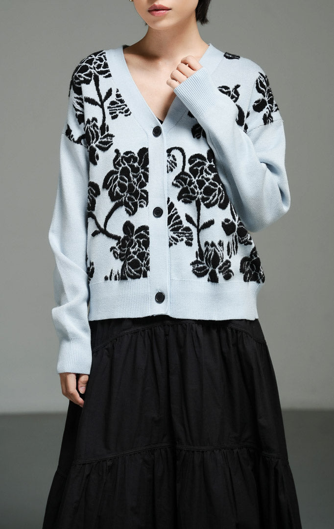 Atasan wanita model cardigan rajut lengan panjang warna biru muda dengan detail motif bunga jacquard bernuansa romantis (light blue jacquard floral pattern cardigan) Delilah Cardigan.