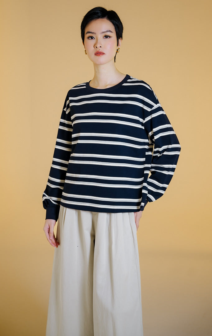 Pakaian kasual wanita model sweter lengan panjang bahan jersey berkerah bulat motif garis-garis (striped jersey pullover sweater) warna navy Desira Sweater untuk gaya harian dan kasual anggun.