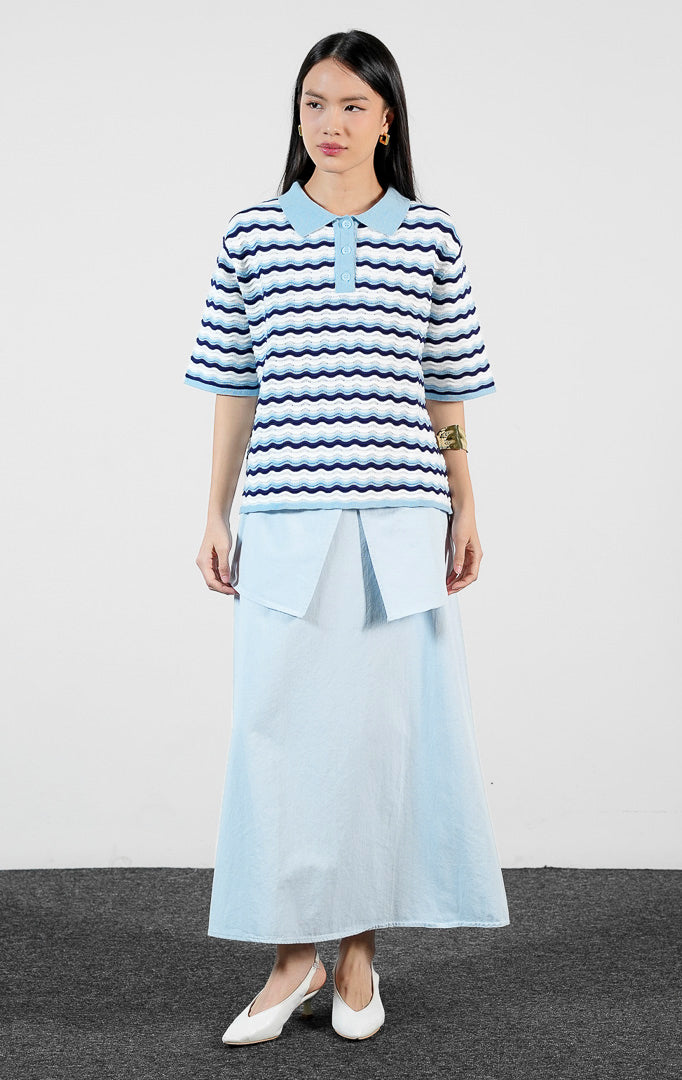 Atasan wanita model rajut kerah polo lengan pendek motif garis gelombang warna biru (blue wavy textured knit polo top) Dionne Top untuk gaya kasual yang nyaman dan modern.
