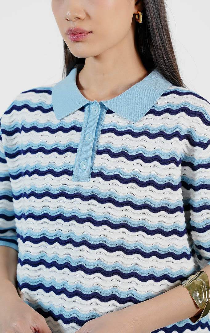 Atasan wanita model rajut kerah polo lengan pendek motif garis gelombang warna biru (blue wavy textured knit polo top) Dionne Top untuk gaya kasual yang nyaman dan modern.