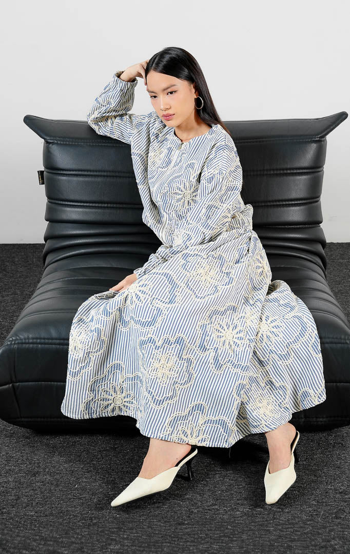 Pakaian wanita model outer jaket lengan panjang resleting depan motif garis-garis bertekstur warna biru (blue hickory-stripe cord outer) Dorothea Outer untuk gaya kasual modern.