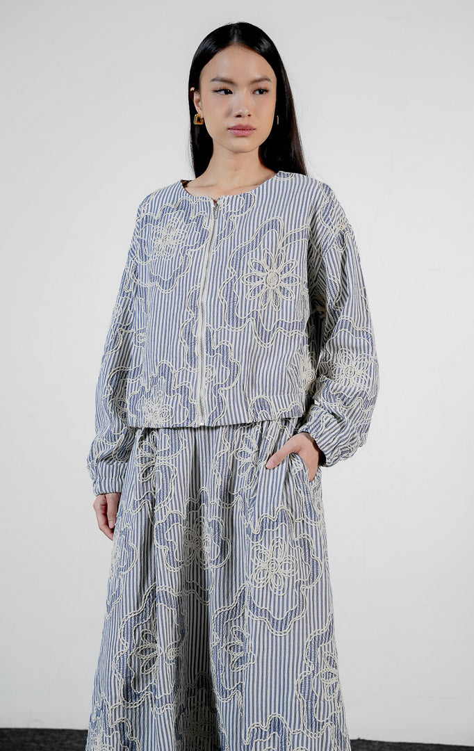 Pakaian wanita model outer jaket lengan panjang resleting depan motif garis-garis bertekstur warna biru (blue hickory-stripe cord outer) Dorothea Outer untuk gaya kasual modern.