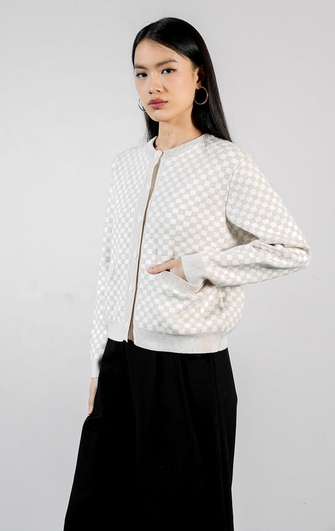 Pakaian wanita model cardigan rajut lengan panjang motif kotak-kotak (checkerboard pattern knit cardigan) warna khaki dengan kancing depan dan saku fungsional Duvessa Cardigan untuk gaya kasual yang elegan.