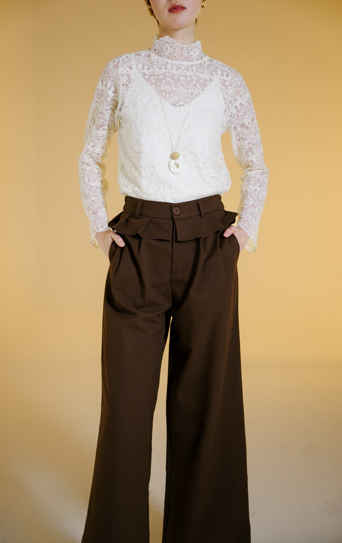 Pakaian bawahan wanita model celana panjang bahan katun twill terstruktur dengan aksen rempel peplum di pinggang (peplum flap cotton twill pants) warna cokelat tua Estella Pants untuk gaya kantor dan kasual anggun.