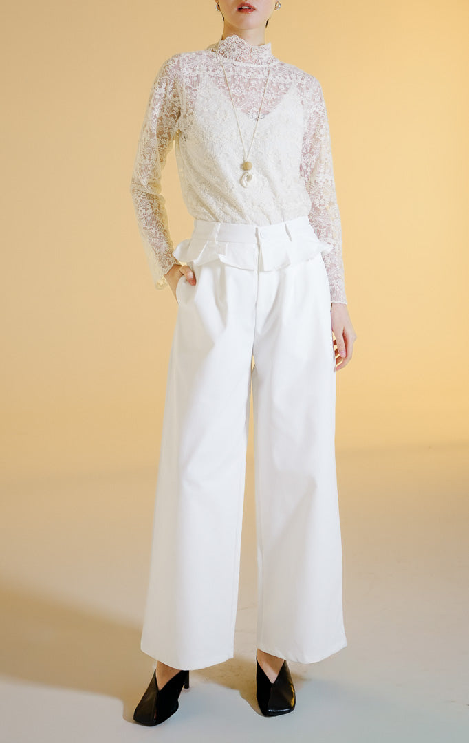 Pakaian bawahan wanita model celana panjang bahan katun twill terstruktur dengan aksen rempel peplum di pinggang (peplum flap cotton twill pants) warna putih Estella Pants untuk gaya kantor dan kasual anggun.