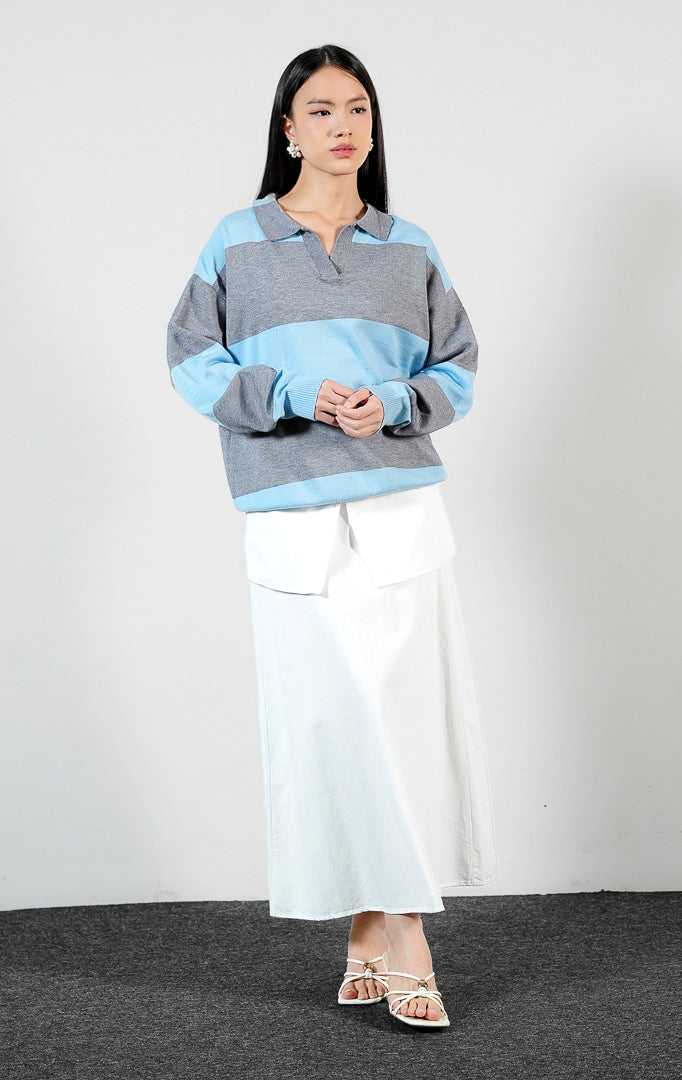 Pakaian wanita model sweater rajut polo lengan panjang motif garis ukuran longgar (oversized striped polo sweater) warna biru muda kombinasi abu-abu Franklin Sweater untuk gaya kasual modern.