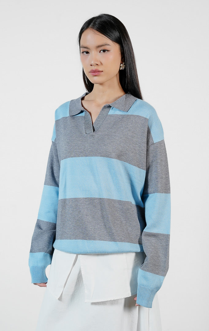 Pakaian wanita model sweater rajut polo lengan panjang motif garis ukuran longgar (oversized striped polo sweater) warna biru muda kombinasi abu-abu Franklin Sweater untuk gaya kasual modern.