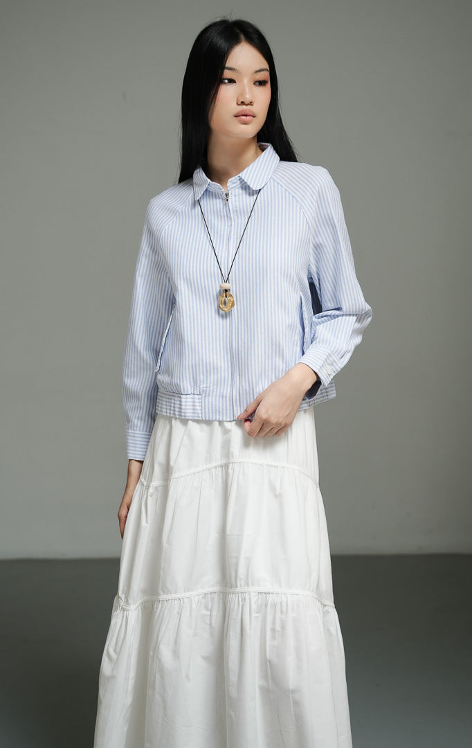 Outerwear wanita model jaket harrington ritsleting motif garis warna biru (blue striped zip-up harrington jacket) Franzetta Jacket dengan bahan katun-linen ringan serta saku fungsional bergaya kasual.