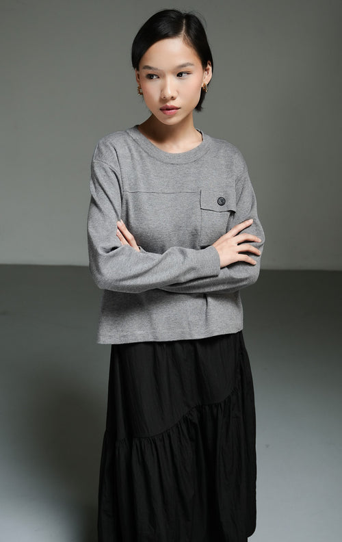 Atasan wanita model sweater rajut lengan panjang warna abu-abu (grey utility knit sweater) Gannon Sweater dengan detail panel yoke dan saku penutup yang memberikan sentuhan utilitas modern.