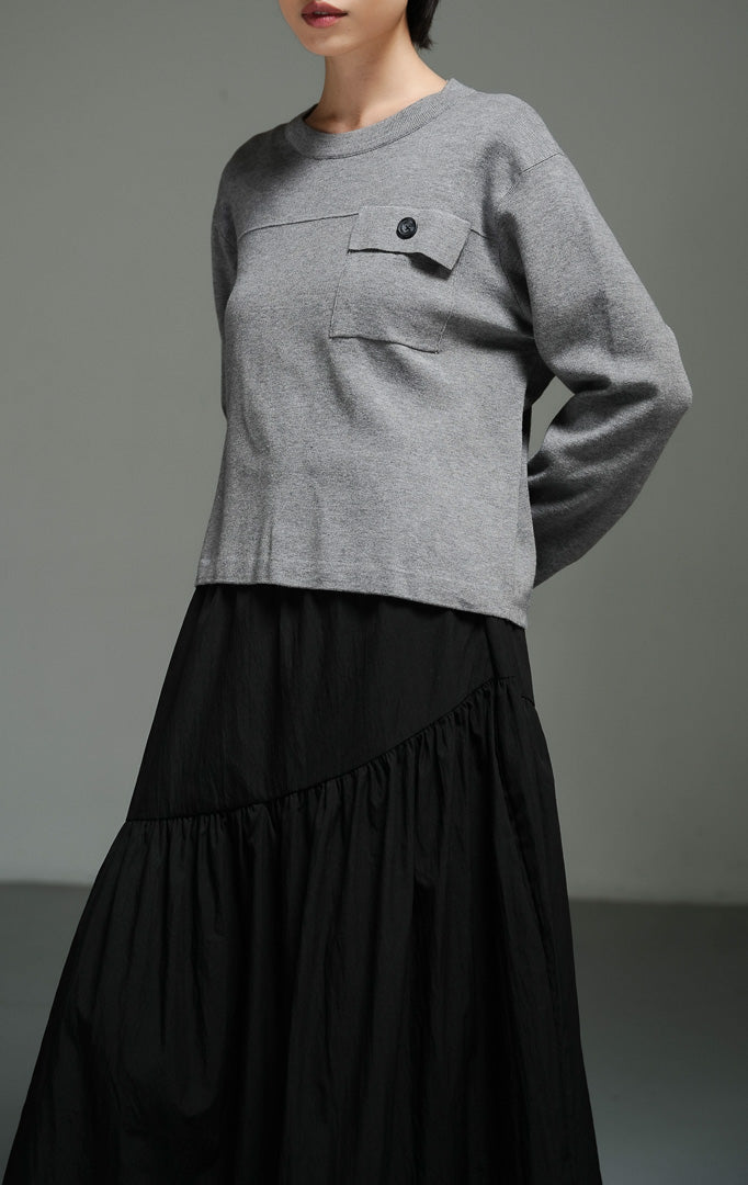 Atasan wanita model sweater rajut lengan panjang warna abu-abu (grey utility knit sweater) Gannon Sweater dengan detail panel yoke dan saku penutup yang memberikan sentuhan utilitas modern.
