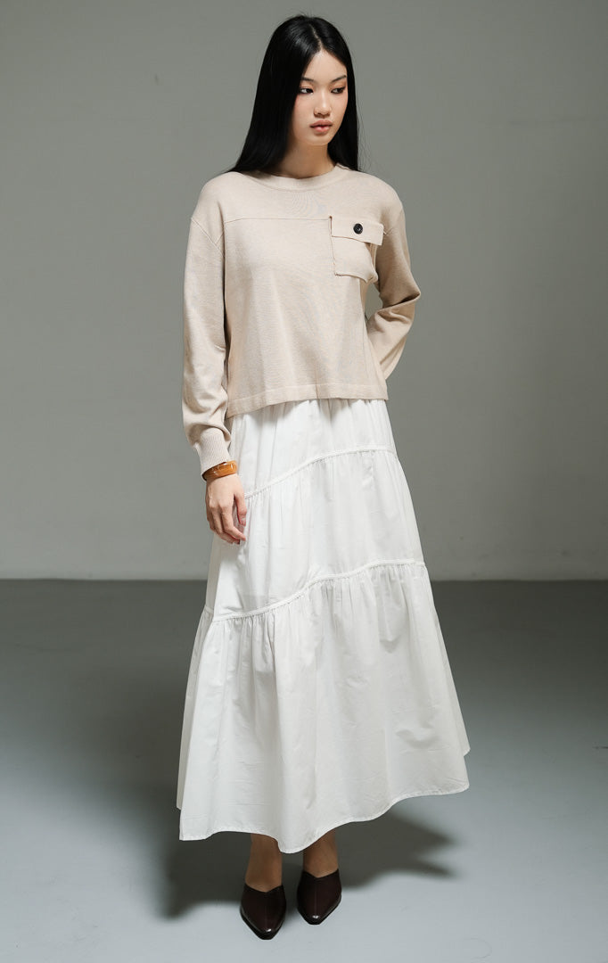 Atasan wanita model sweater rajut lengan panjang warna khaki (khaki utility knit sweater) Gannon Sweater dengan detail panel yoke dan saku penutup yang memberikan sentuhan utilitas modern.