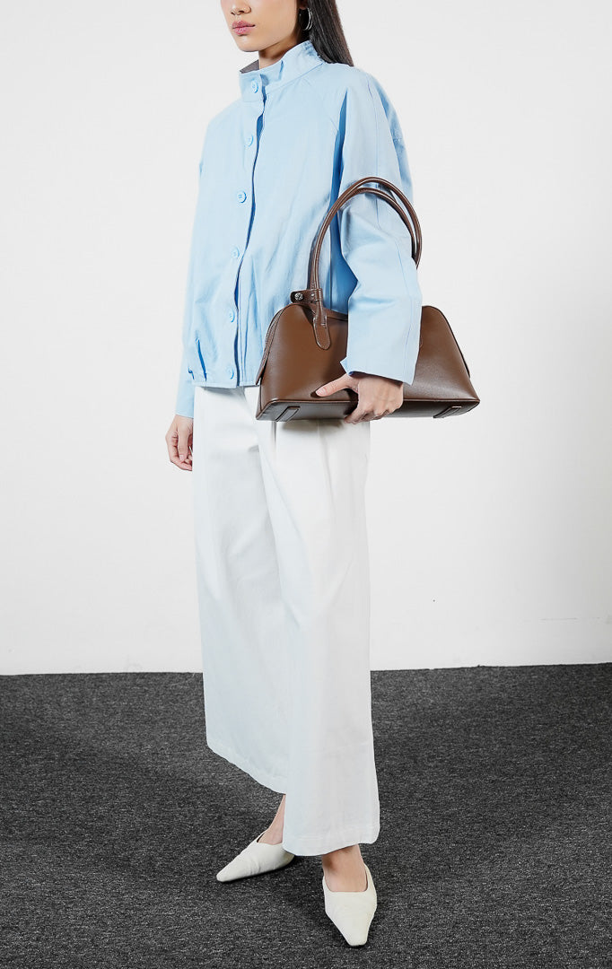 Pakaian wanita model outer jaket katun twill lengan panjang kerah tinggi warna biru muda (light blue funnel collar cotton twill outer) Hanne Outer untuk gaya kasual yang elegan.