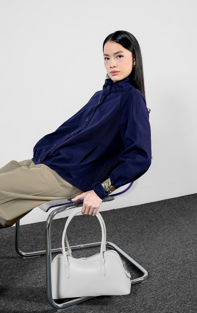 Pakaian wanita model outer jaket katun twill lengan panjang kerah tinggi warna biru dongker (navy funnel collar cotton twill outer) Hanne Outer untuk gaya kasual yang elegan.